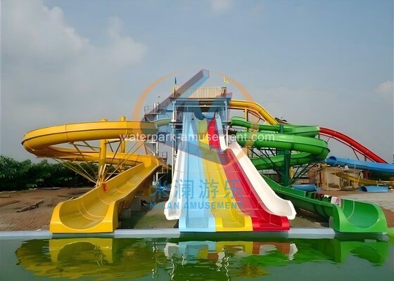 Bom preço Adultos Aquáticos Parque de diversões Equipamento Combinação Deslizamento de água Grande capacidade Multicolor on-line
