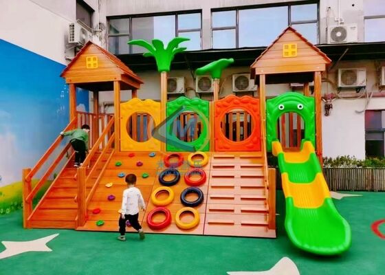 Bom preço Slide de jardim de infância com material plástico de madeira 7.5x6m on-line